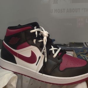Air Jordan 1 Mid Bred
